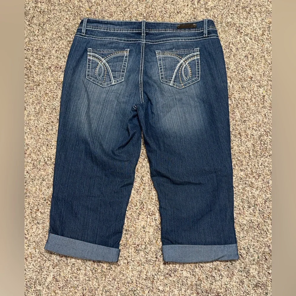 Women's size 12 Royalty by YMI Blue Cropped Jeans capris‎